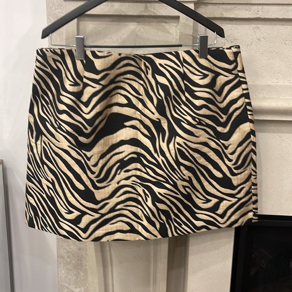 Banana Republic black and gold zebra print slit mini skirt. Size 18 Never worn - Picture 6 of 8